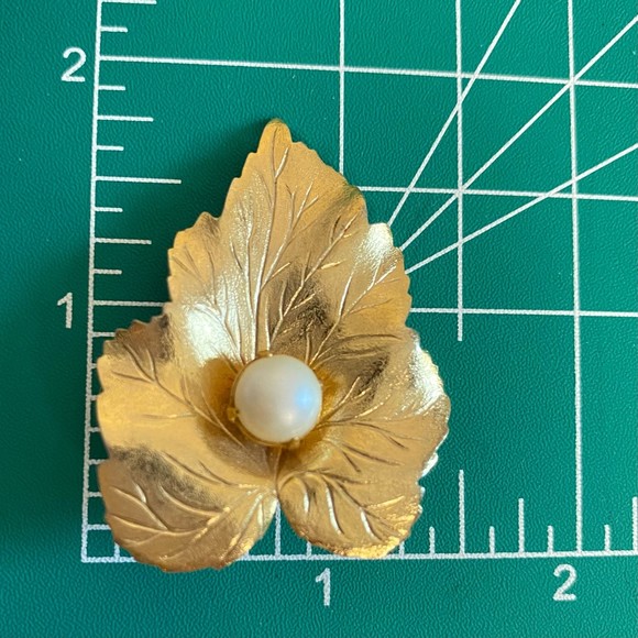 Sarah Coventry Gold Tone Leaf Brooch Central Faux Pearl - Picture 7 of 7